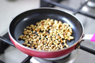 Toasting-Pinenuts