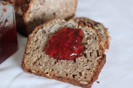 banana-breakfast-bread-wtih-jam-recipe
